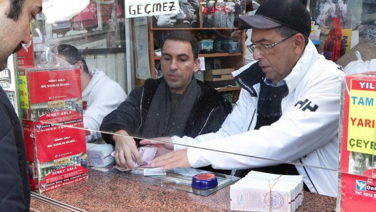 Dağıtım garantili 600 milyon liralık rekor ikramiye için Eminönü’nde yoğunluk