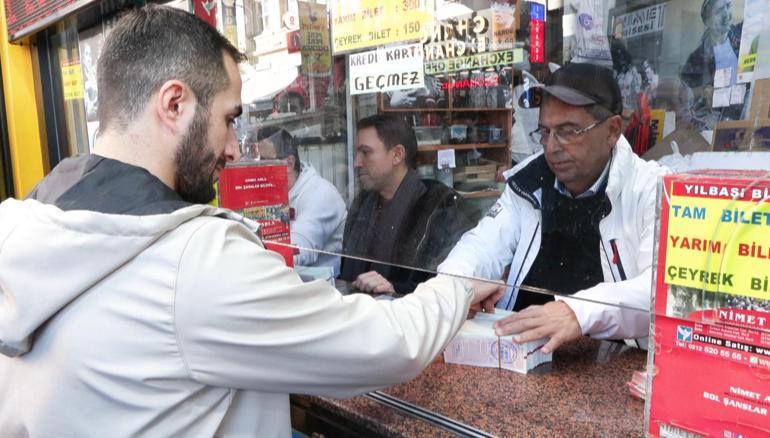 Dağıtım garantili 600 milyon liralık rekor ikramiye için Eminönü’nde yoğunluk