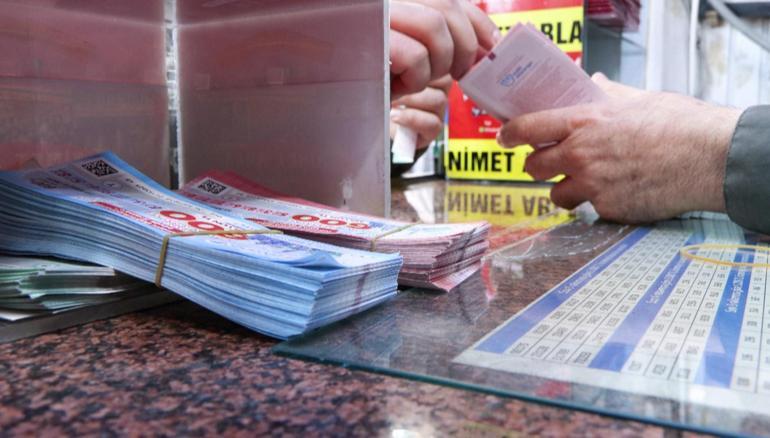 Dağıtım garantili 600 milyon liralık rekor ikramiye için Eminönü’nde yoğunluk