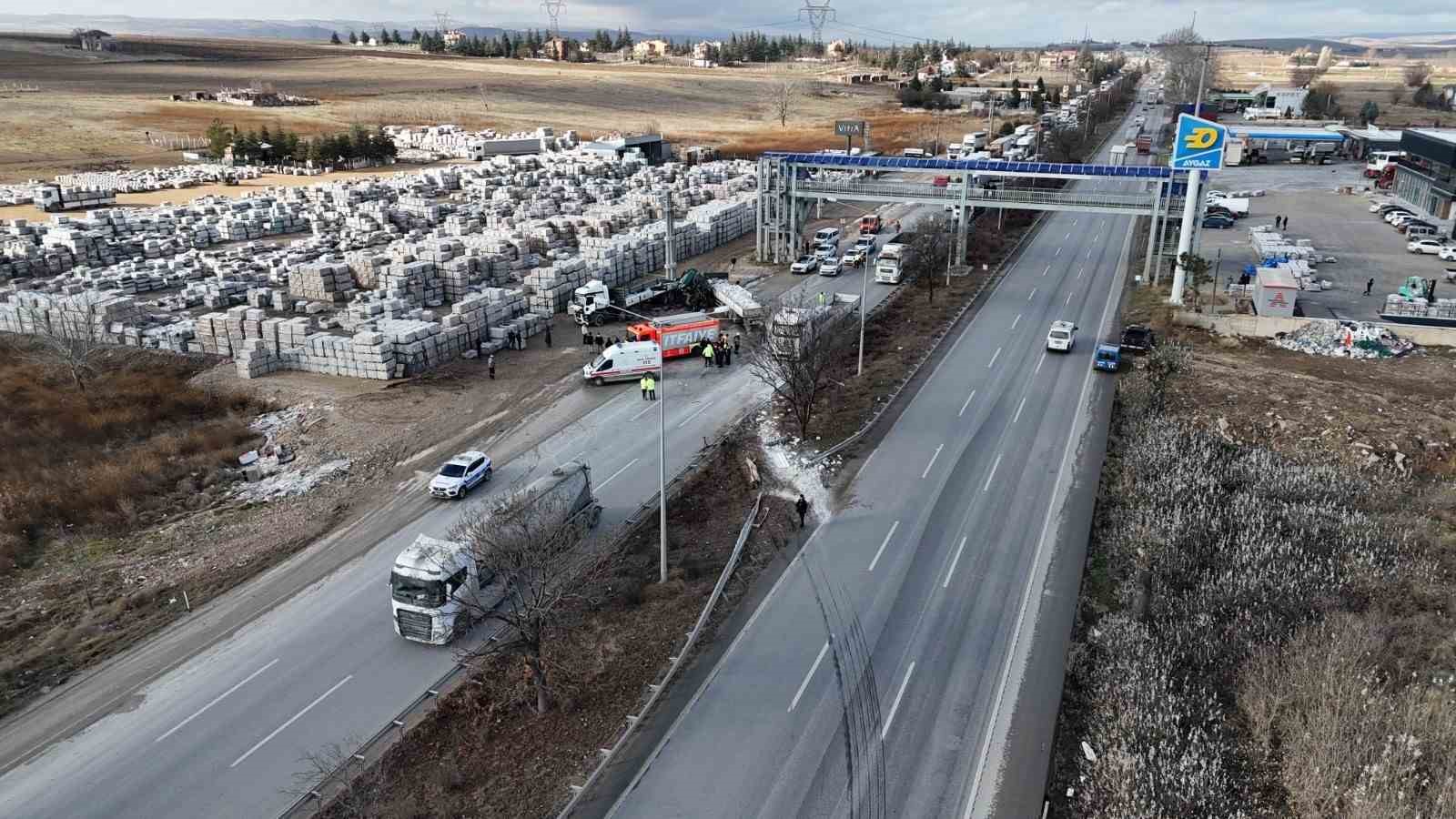 Tır kazasında hayatını kaybeden sürücünün yakını “Belki yaşıyordur abi” diyerek gözyaşlarına boğuldu