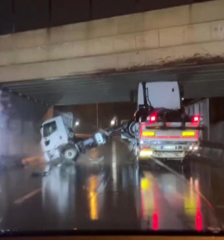 Bakırköy'deki aynı üst geçide yine TIR çarptı; o anlar kamerada