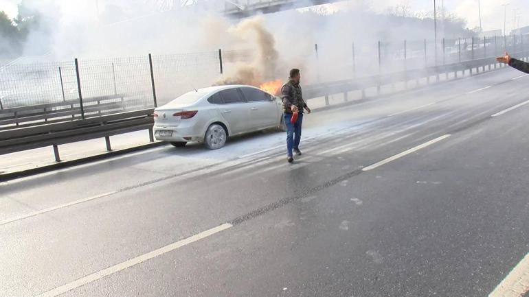 Küçükçekmece D-100'de otomobil alev alev yandı; trafik durdu