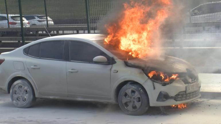 Küçükçekmece D-100'de otomobil alev alev yandı; trafik durdu