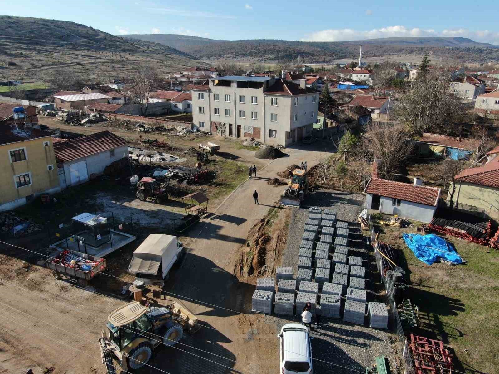 İnönü’de kilitli parke taşı çalışmalarına devam ediliyor