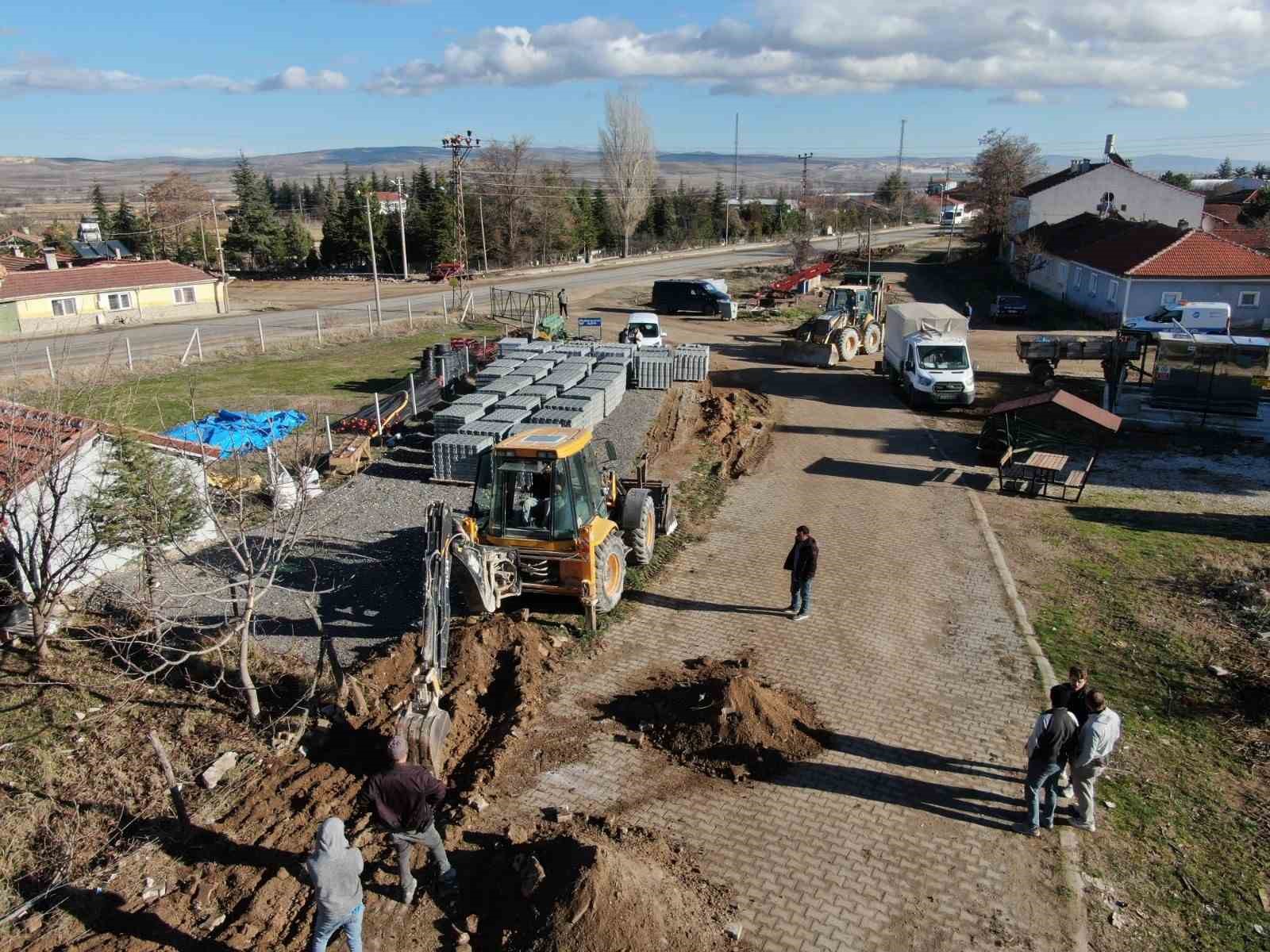 İnönü’de kilitli parke taşı çalışmalarına devam ediliyor