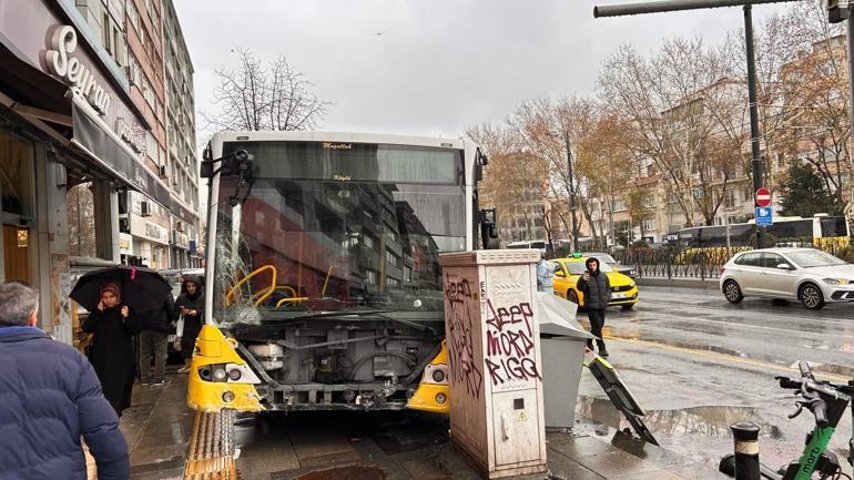 Fatih'te İETT otobüsü 4 araca çarpıp, kaldırıma çıktı