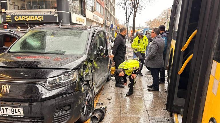 Fatih'te İETT otobüsü 4 araca çarpıp, kaldırıma çıktı