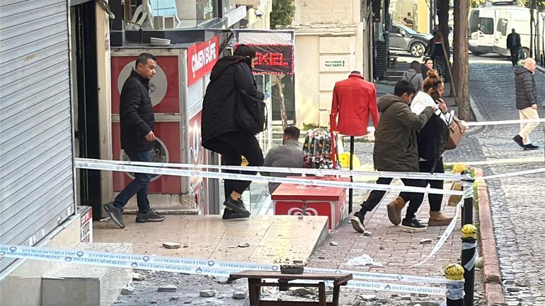 Şişli'de bina görevlisi kopan beton parçalarından saniyelerle kurtuldu; o anlar kamerada