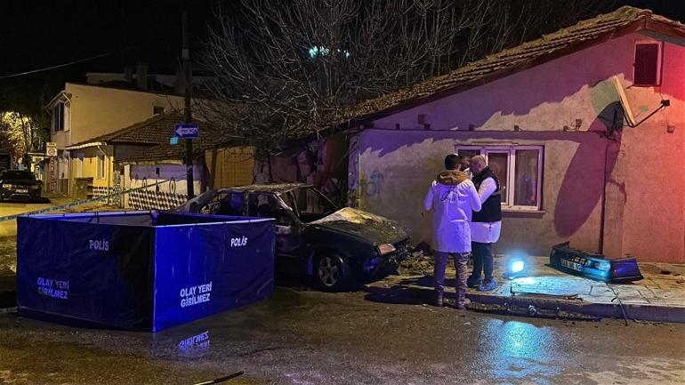 Eve çarpıp alev alan otomobilde ölen 4 kişinin kimlikleri belli oldu