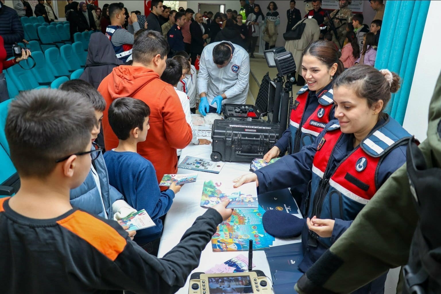 Jandarma ekiplerinden öğrencilere eğitim