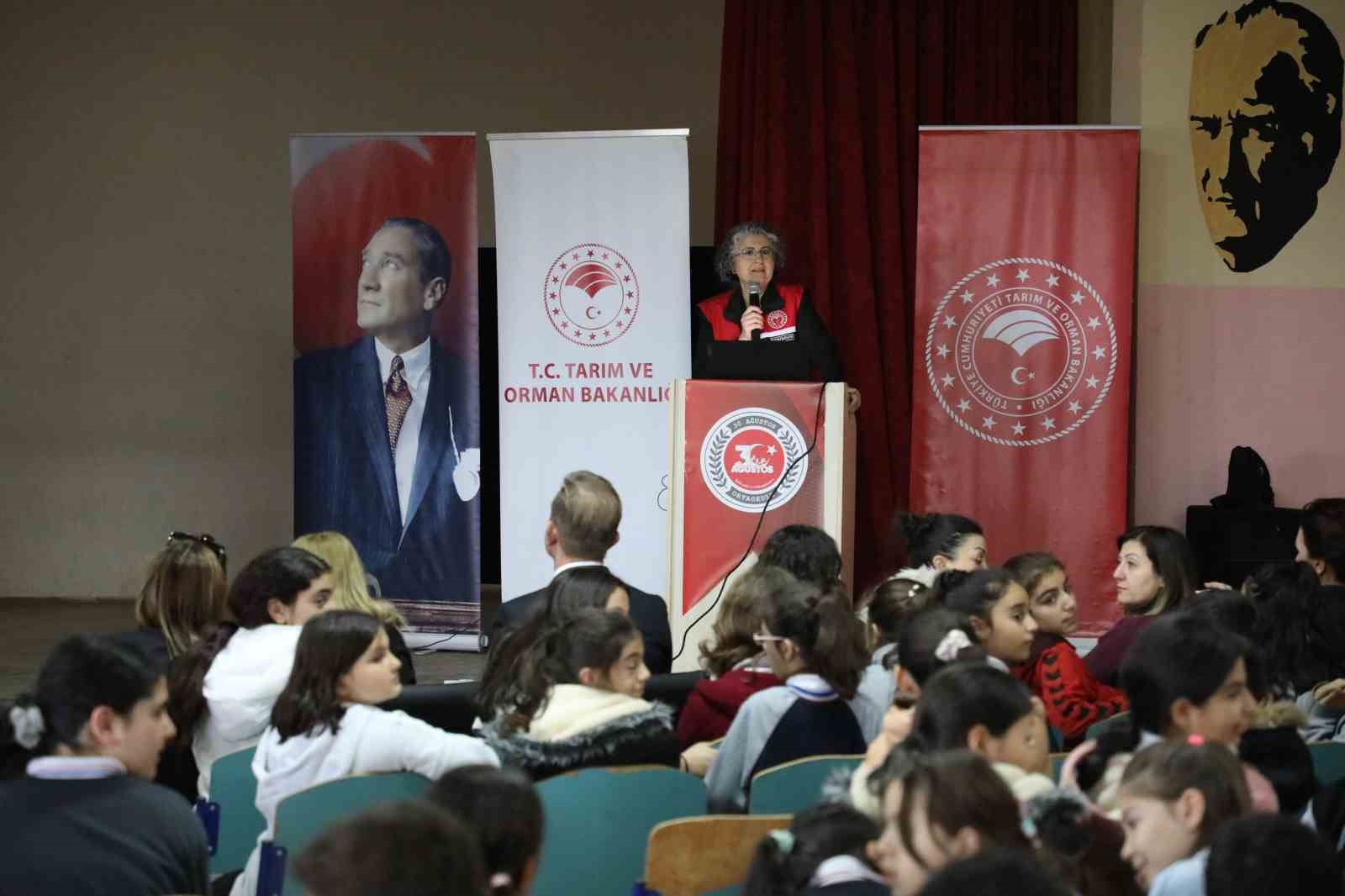 Okul arazisine lavanta, biberiye, kekik ve adaçayı fidanları diktiler