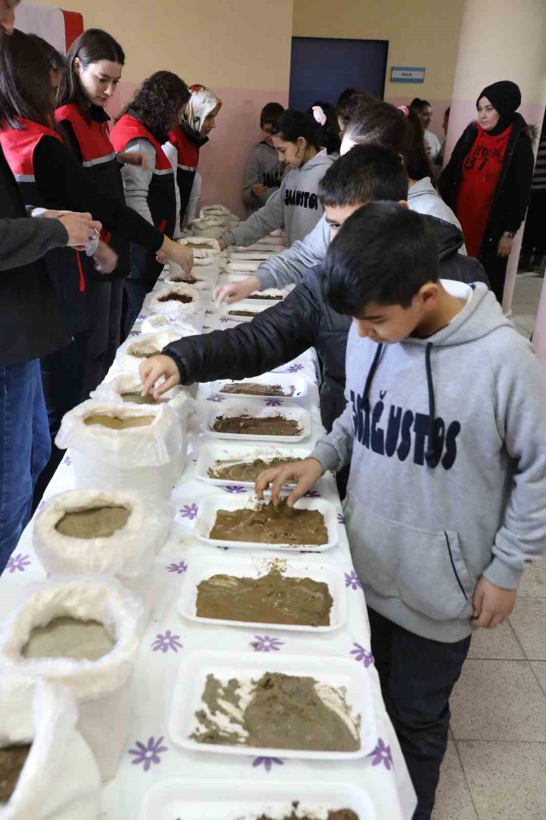 Okul arazisine lavanta, biberiye, kekik ve adaçayı fidanları diktiler