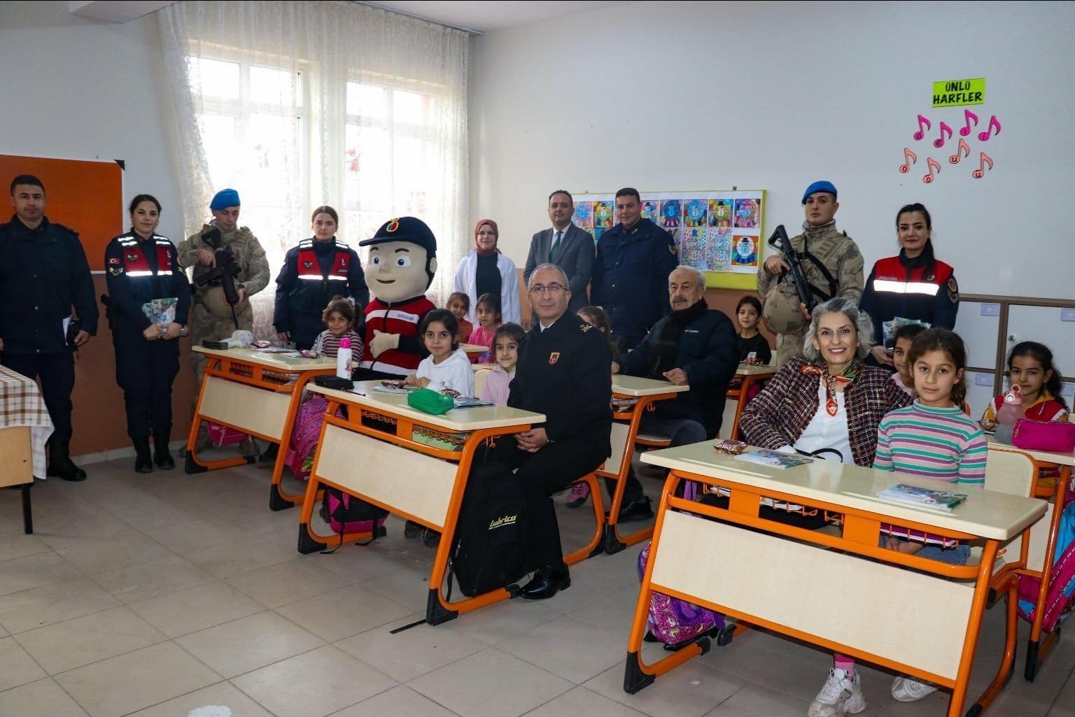 İlkokullu miniklere jandarma mesleği tanıtıldı