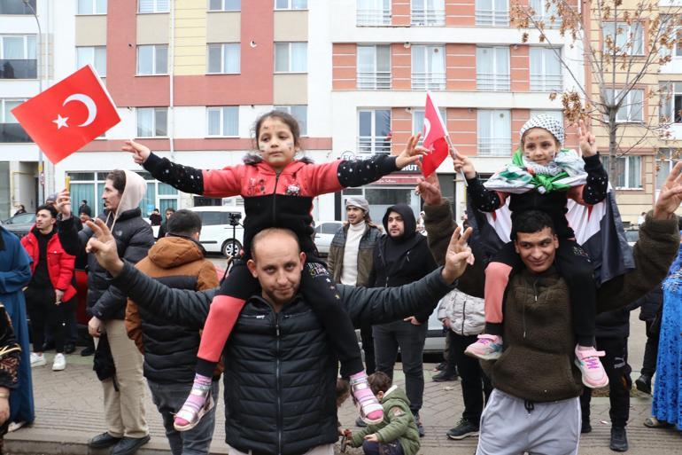 Eskişehir’de Suriyeliler, Esad'ın gidişini kutladı