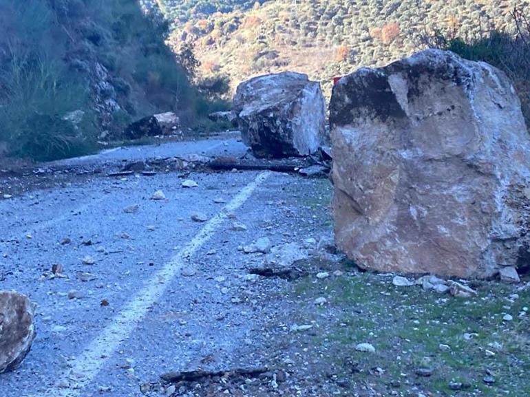 Aydın'da heyelan; Köşk-Ödemiş kara yolu çift yönlü trafiğe kapandı