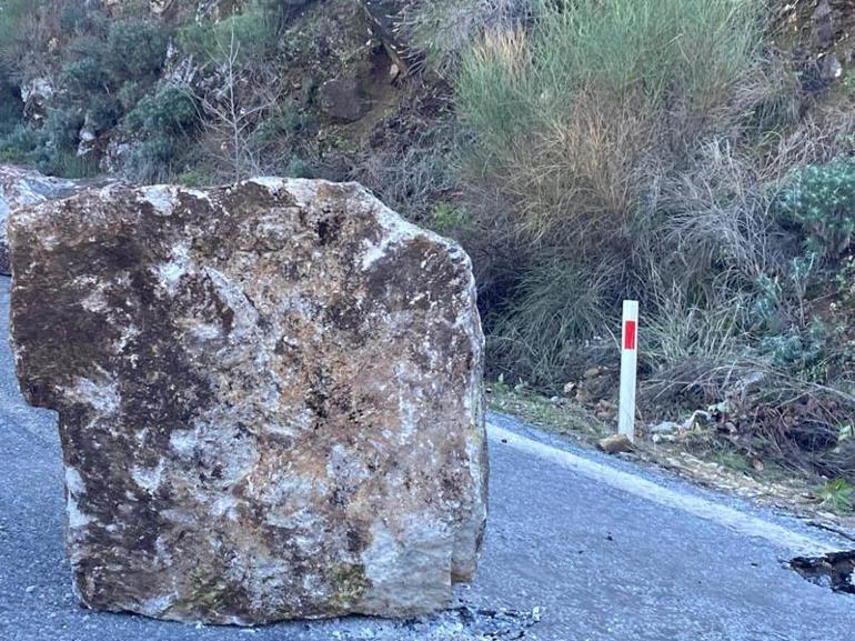 Aydın'da heyelan; Köşk-Ödemiş kara yolu çift yönlü trafiğe kapandı