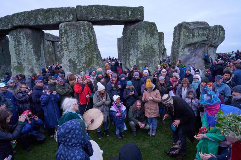 Stonehenge'de binlerce kişi kış gün dönümünü kutladı