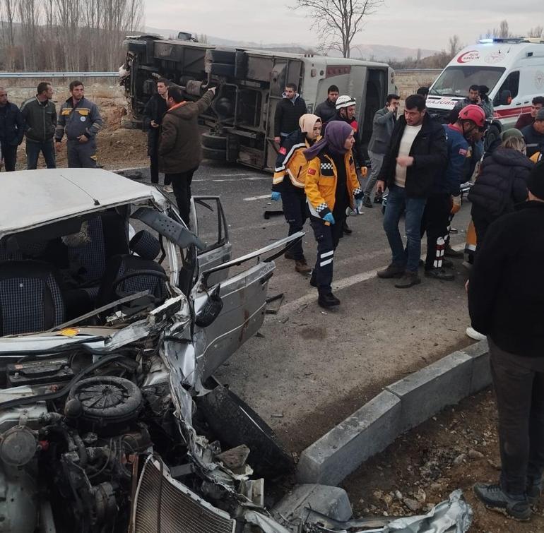 Öğrenci servis midibüsü ile otomobil çarpıştı: 29 yaralı