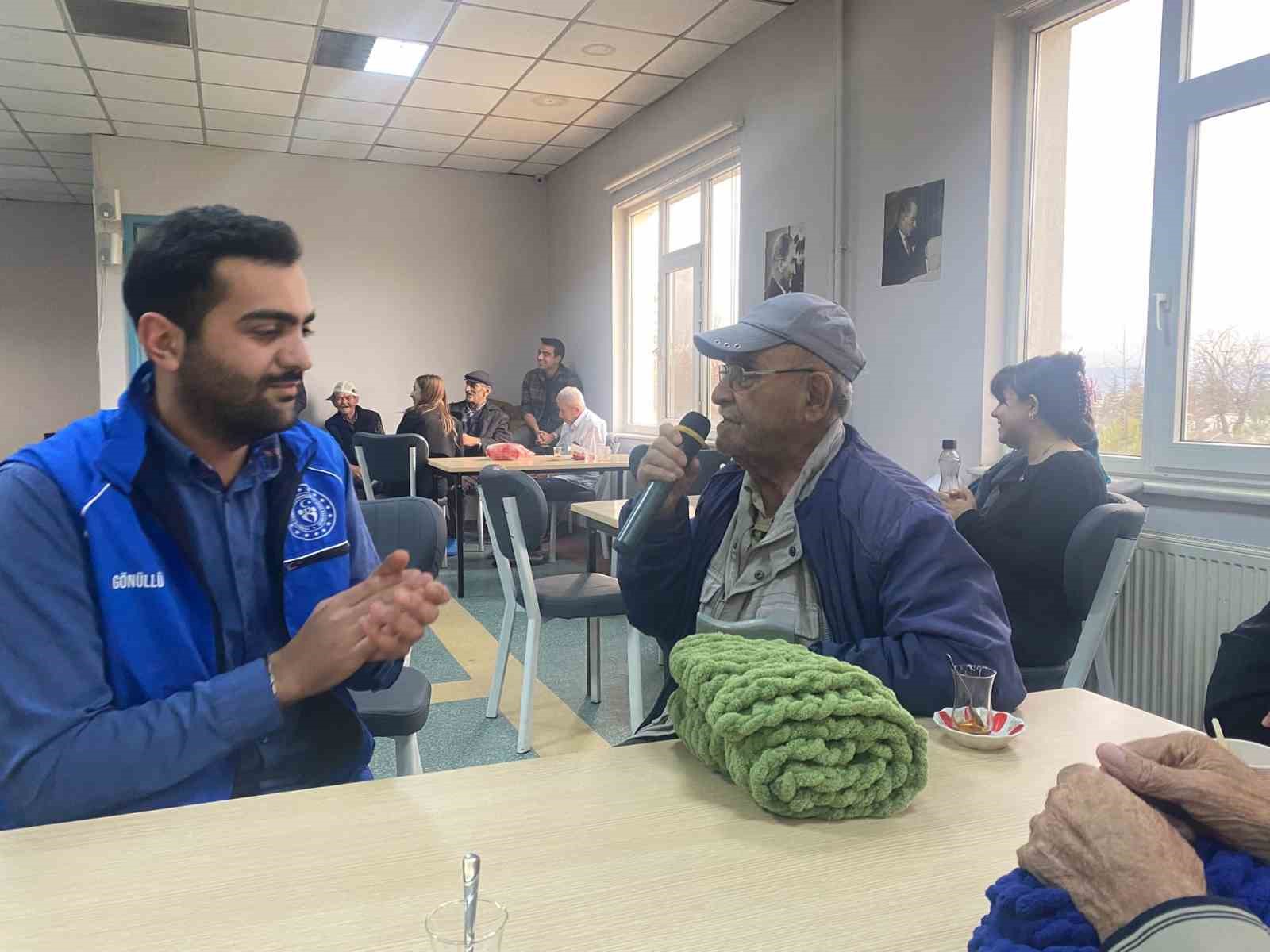 Üniversite öğrencilerinden huzurevine ziyaret