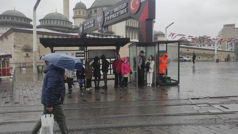 İstanbul’da soğuk ve yağışlı hava etkili oluyor