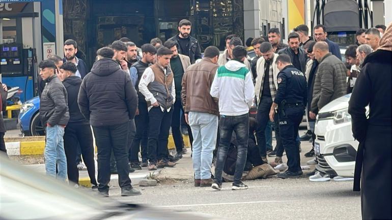 Yoldan geçenleri bıçakla tehdit edince dövülüp polise teslim edilen şüpheli serbest bırakıldı