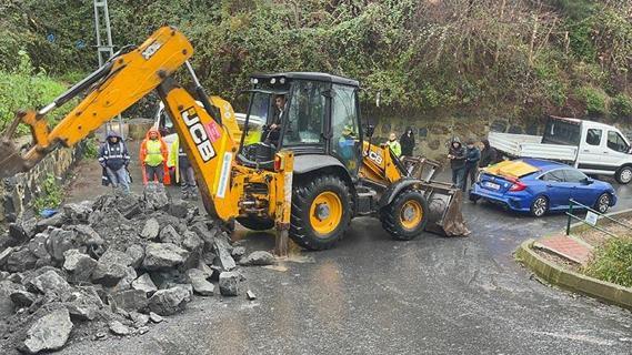 Sarıyer'de istinat duvarı otomobilin üzerine yıkıldı