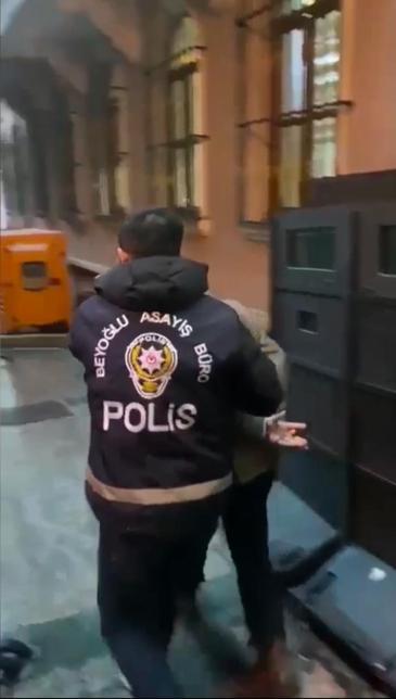 Beyoğlu'nda çarptığı taksinin şoförünü vurmak için sokak sokak aradı; havaya ateş açan şüpheli tutuklandı