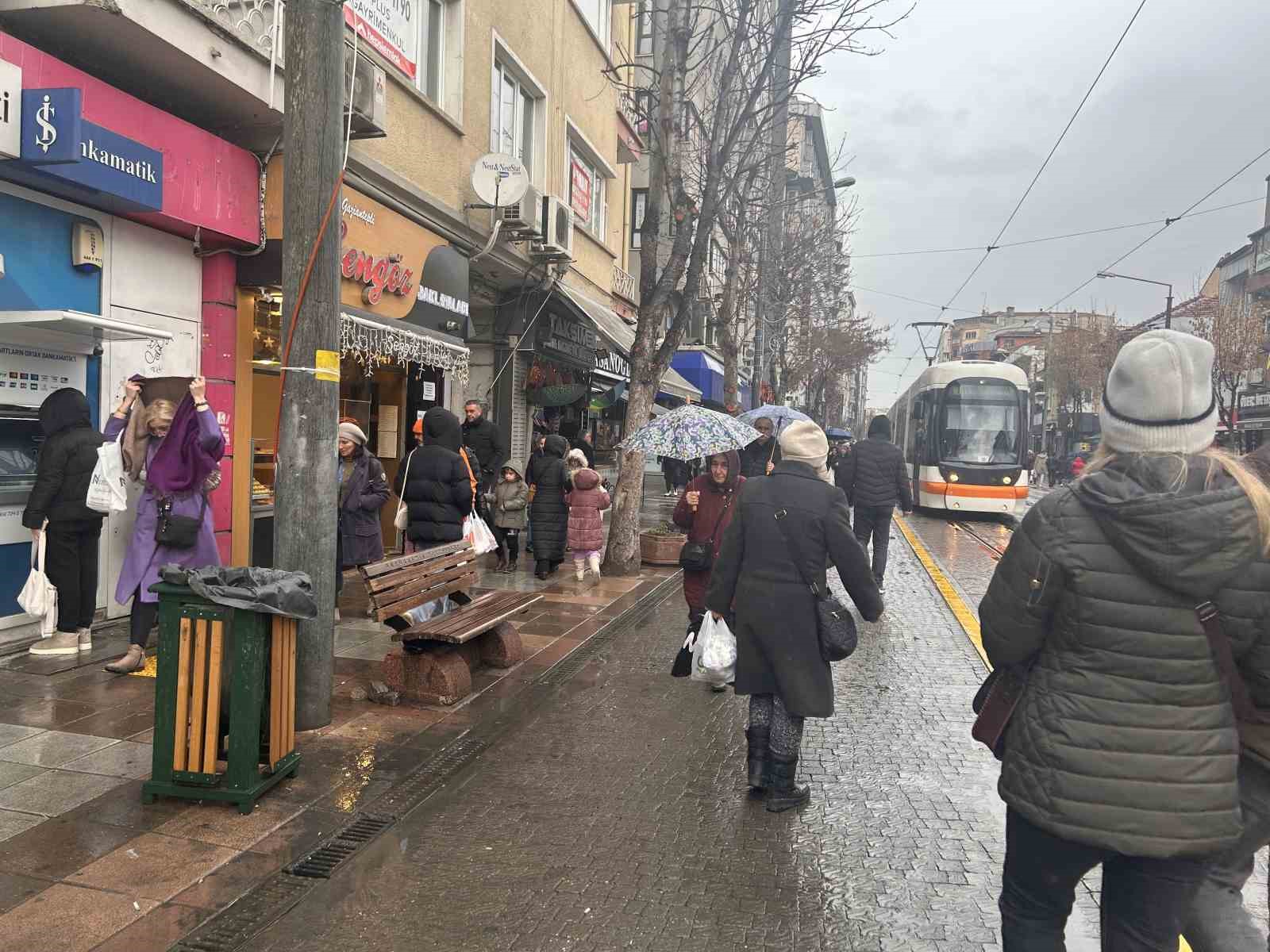 Eskişehir’de yağış vatandaşlara zor anlar yaşattı