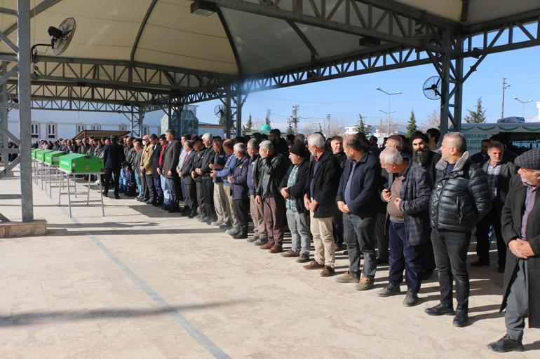 Adıyaman'daki kazada ölen 5 kişi toprağa verildi