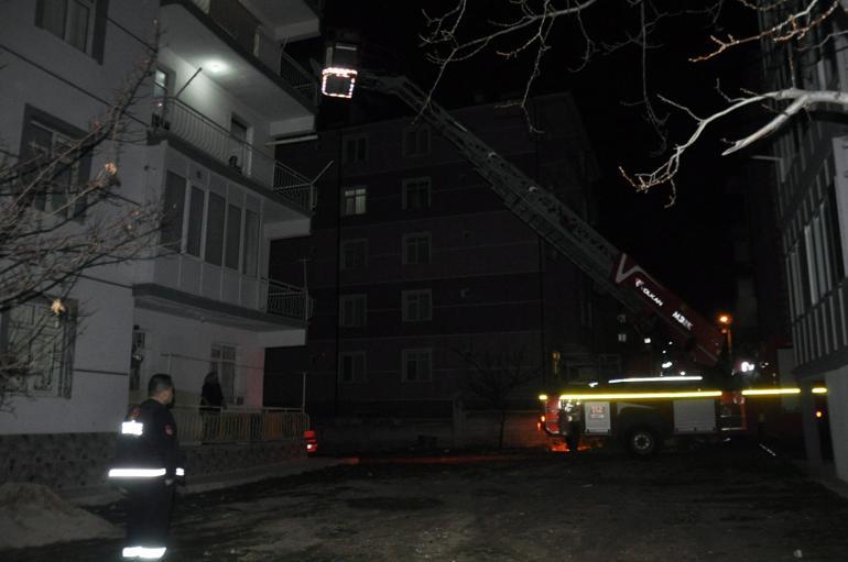 İçki içerken 'Hakkınızı helal edin' diye mesaj attı, itfaiye merdiveniyle girilen evde uyurken bulundu