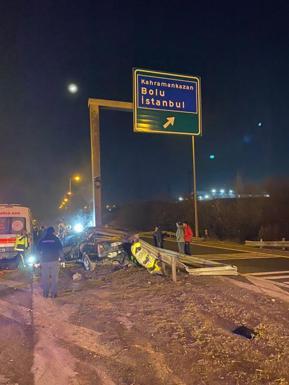 Ankara'da yön levha direğine çarpan otomobilin sürücüsü öldü