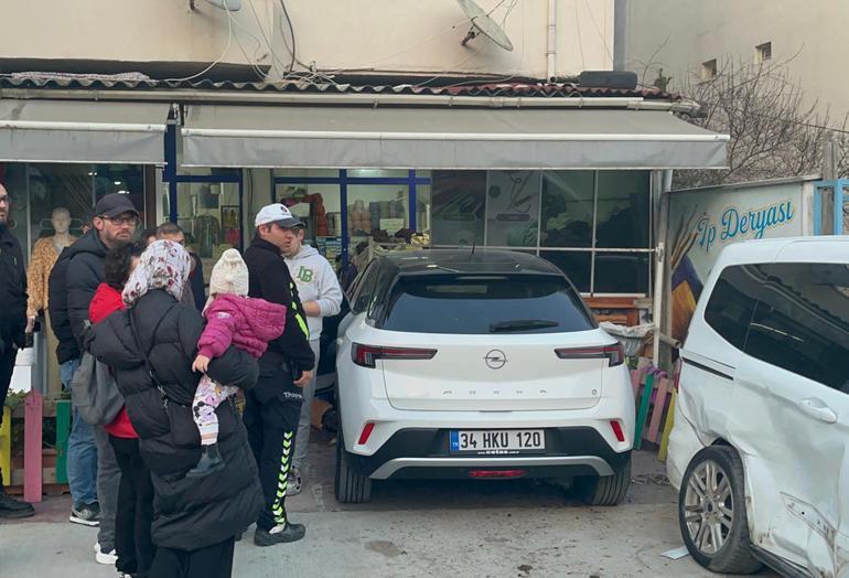 İş yerine giren otomobilin çarpmasından son kurtuldular; o anlar kamerada