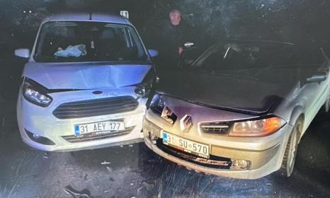 Kazadan sonra yanan otomobili, polis söndürdü