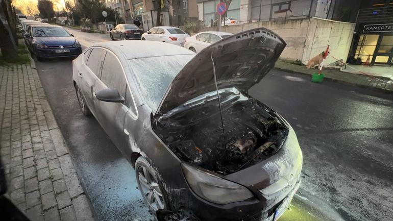 Avcılar'da hareket halindeki otomobilin motor bölümü yandı