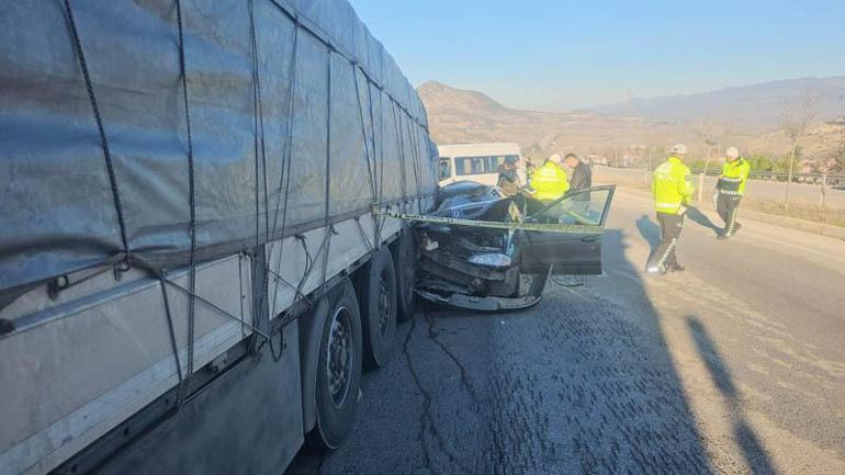 Tokat'ta otomobil, TIR'a çarptı; 1 ölü, 3 yaralı