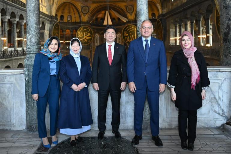 Bakan Ersoy, Moğolistan Cumhurbaşkanı ile Topkapı Sarayı ve Ayasofya'yı ziyaret etti