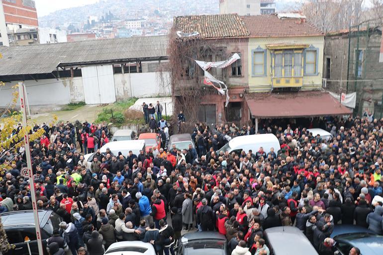 İzmir Büyükşehir Belediyesi'nde maaşları kesintiye uğrayan işçilerden eylem