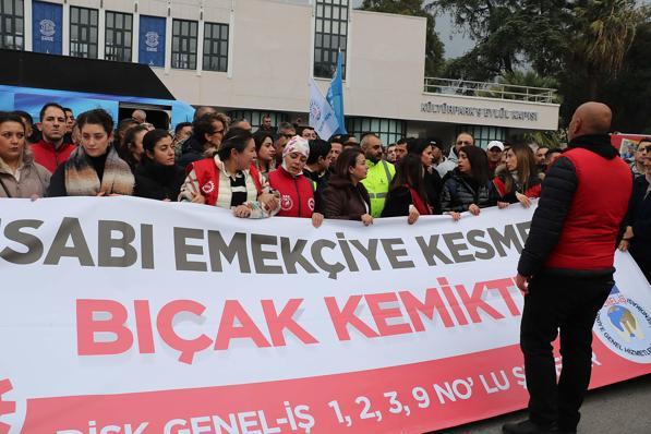 İzmir Büyükşehir Belediyesi'nde maaşları kesintiye uğrayan işçilerden eylem