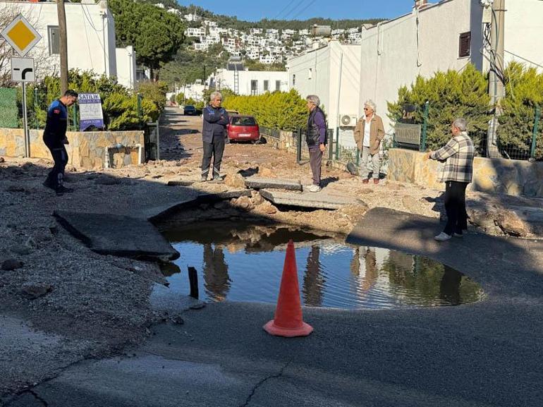 Bodrum'da ana su isale hattı patladı; otomobil sürücüsünün panik anları kamerada