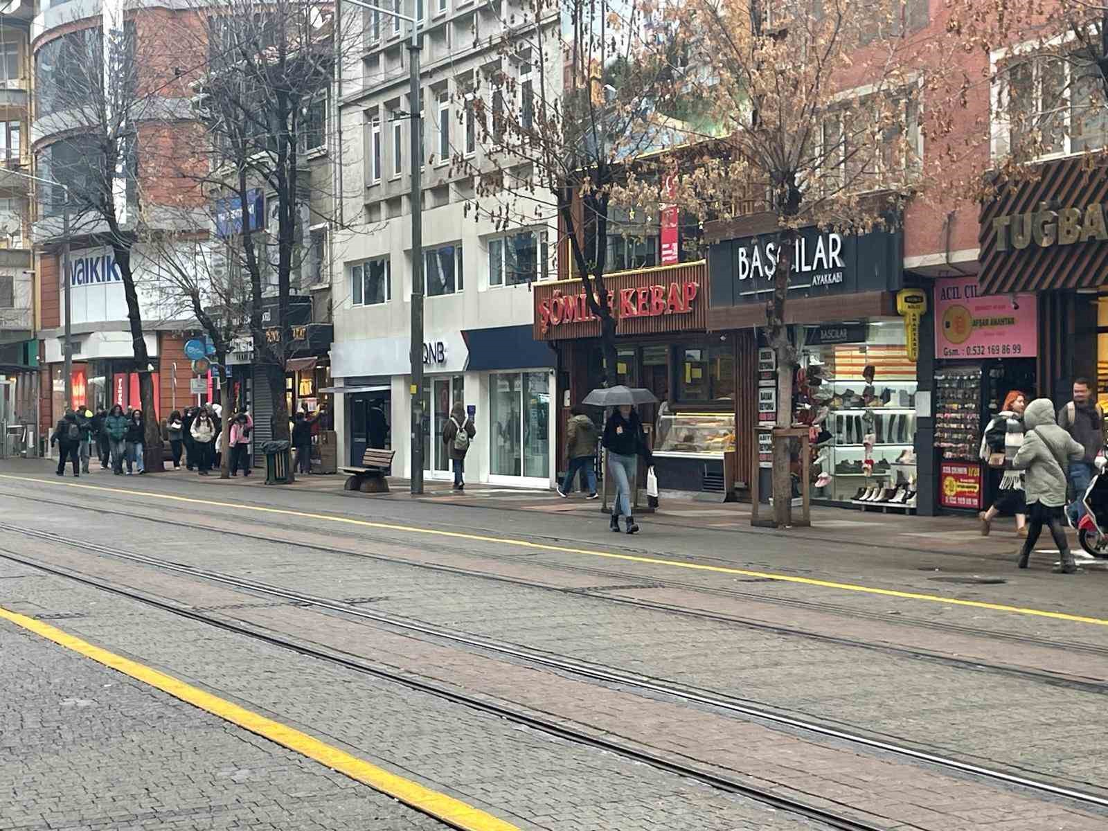 Eskişehir’de yağmur vatandaşlara zor anlar yaşattı