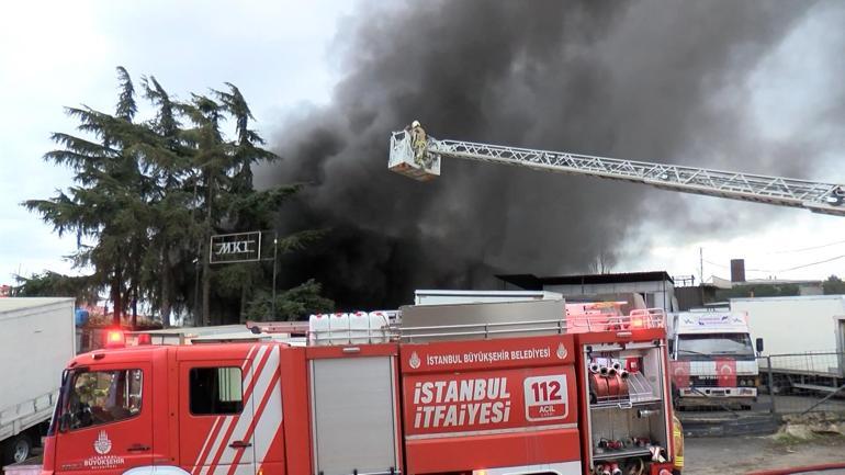 Maltepe'de polyester havuz deposunda yangın