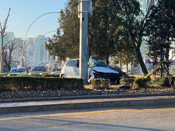 Ankara'da aydınlatma direğine çarpan otomobilin sürücüsü öldü