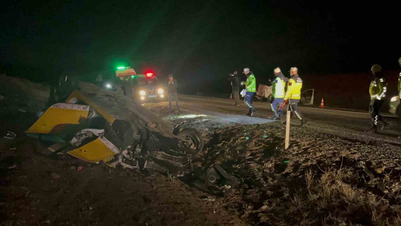 Eskişehir’de iki araç kafa kafaya çarpıştı: 1 ölü, 5 yaralı