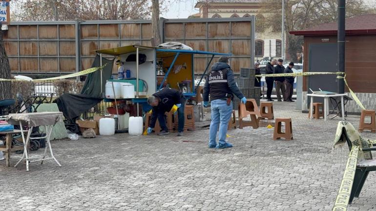 Seyyar çaycı ve müşterisi, silahlı saldırıda yaralandı