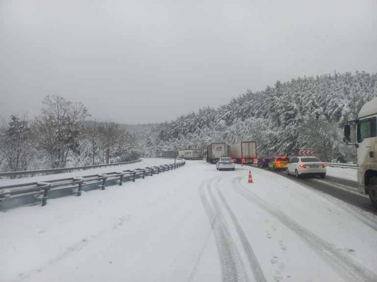 Çanakkale'nin yüksek kesimlerine kar yağdı