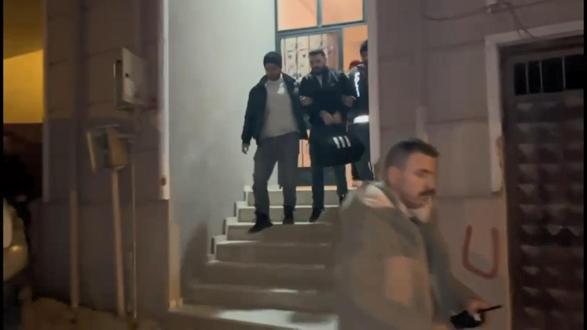 Firari hükümlüler evlerinde yakalandı; operasyon polis kamerasında