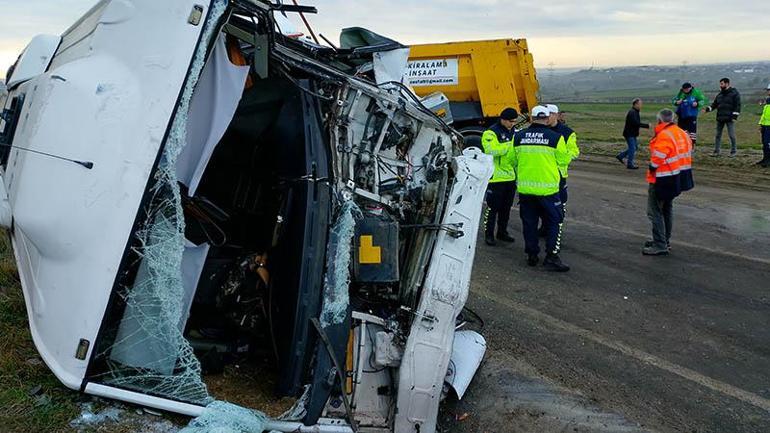 Silivri'de hafriyat kamyonuyla öğrenci servisi çarpıştı: 1'i çocuk 3 kişi yaralandı