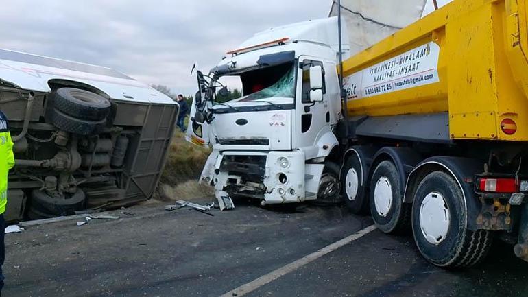 Silivri'de hafriyat kamyonuyla öğrenci servisi çarpıştı: 1'i çocuk 3 kişi yaralandı