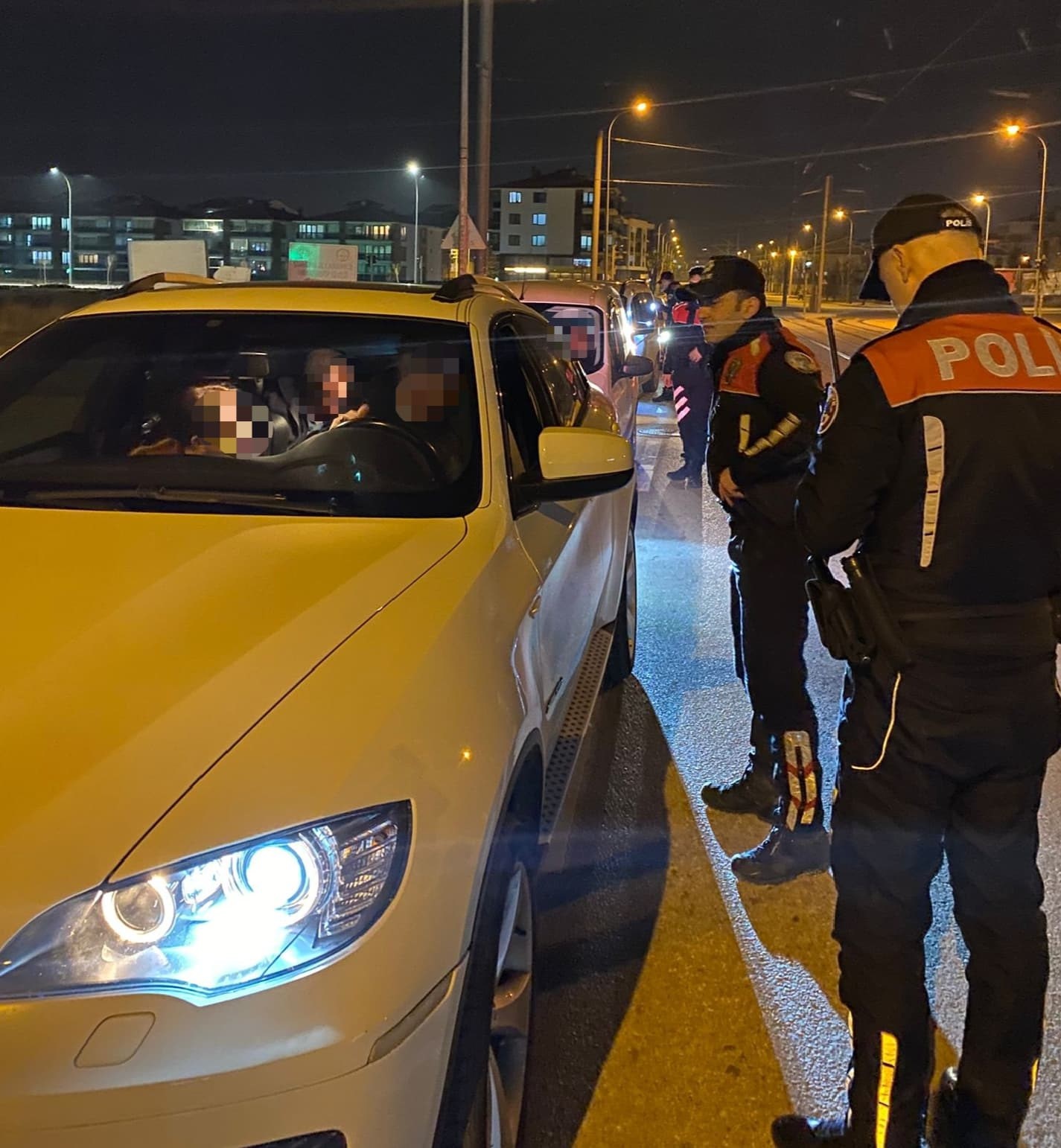 Polis ekiplerinin denetiminde elektro şok tabancası ele geçirildi