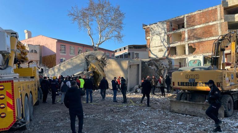 Uşak'ta yıkım sırasında iş makinesi operatörü göçük altında kaldı